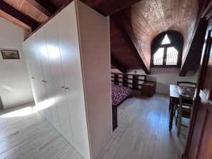 1 bedroom, WiFi, bed sheets - Charming loft in historical building (Alba)