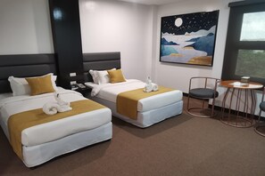 1 bedroom, desk