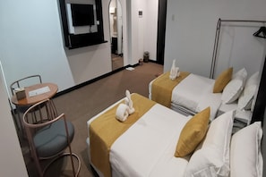 1 bedroom, desk