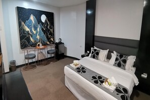 1 Schlafzimmer, Schreibtisch, Bettwäsche