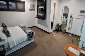 1 bedroom, desk, bed sheets