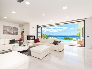 Möbel, Interior Design, Flooring, Couch, Fussboden, Wohnzimmer, Holz, Decke, Tabelle, Zimmer