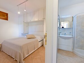 3 bedrooms, travel crib, free WiFi, bed sheets