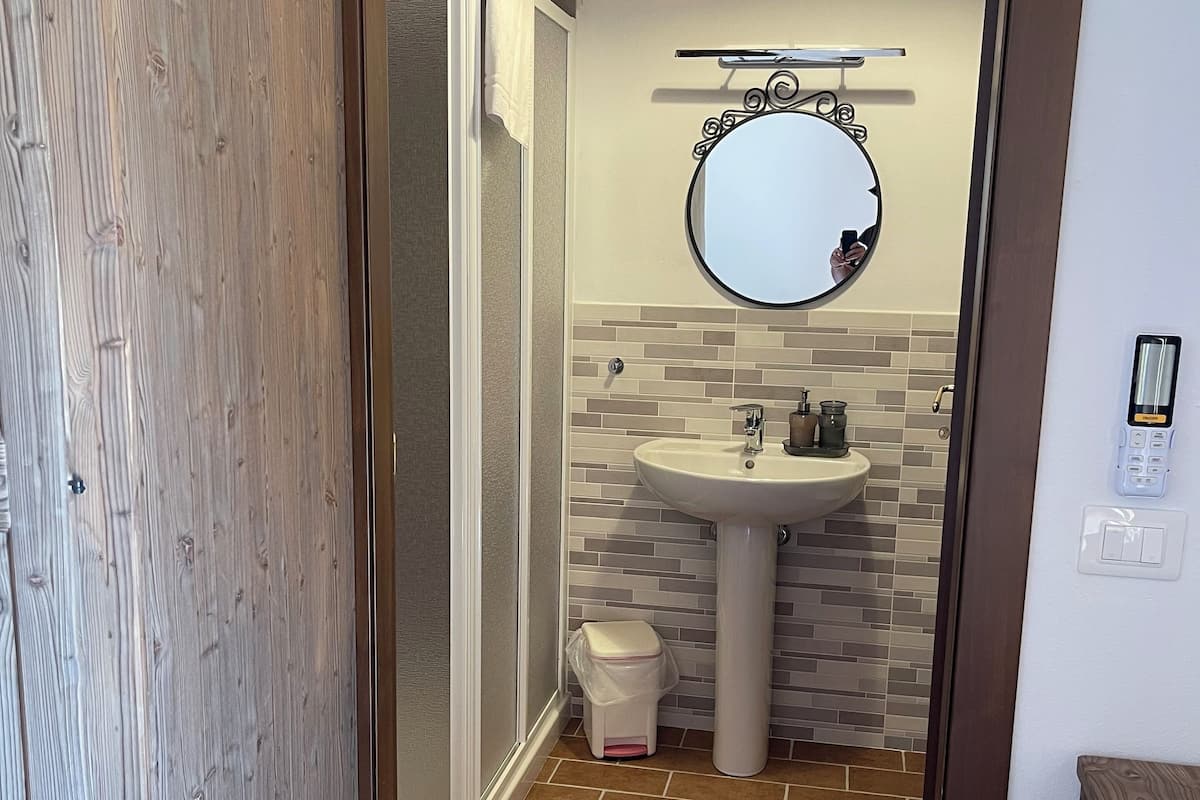 Comfort Double or Twin Room, 1 Double Bed, Garden View | Bathroom | Shower, soap, shampoo, toilet paper