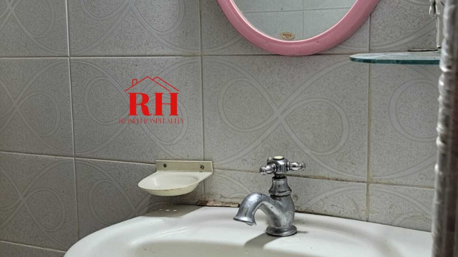 Regadera, bidet, toallas, jabón 