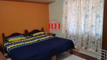 1 dormitorio, tabla de planchar con plancha, ropa de cama