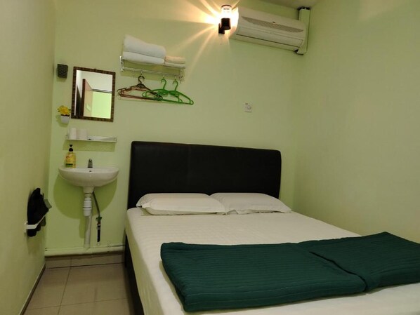 Chambre Standard double, 1 grand lit | Accès au Wi-Fi (inclus), literie fournie