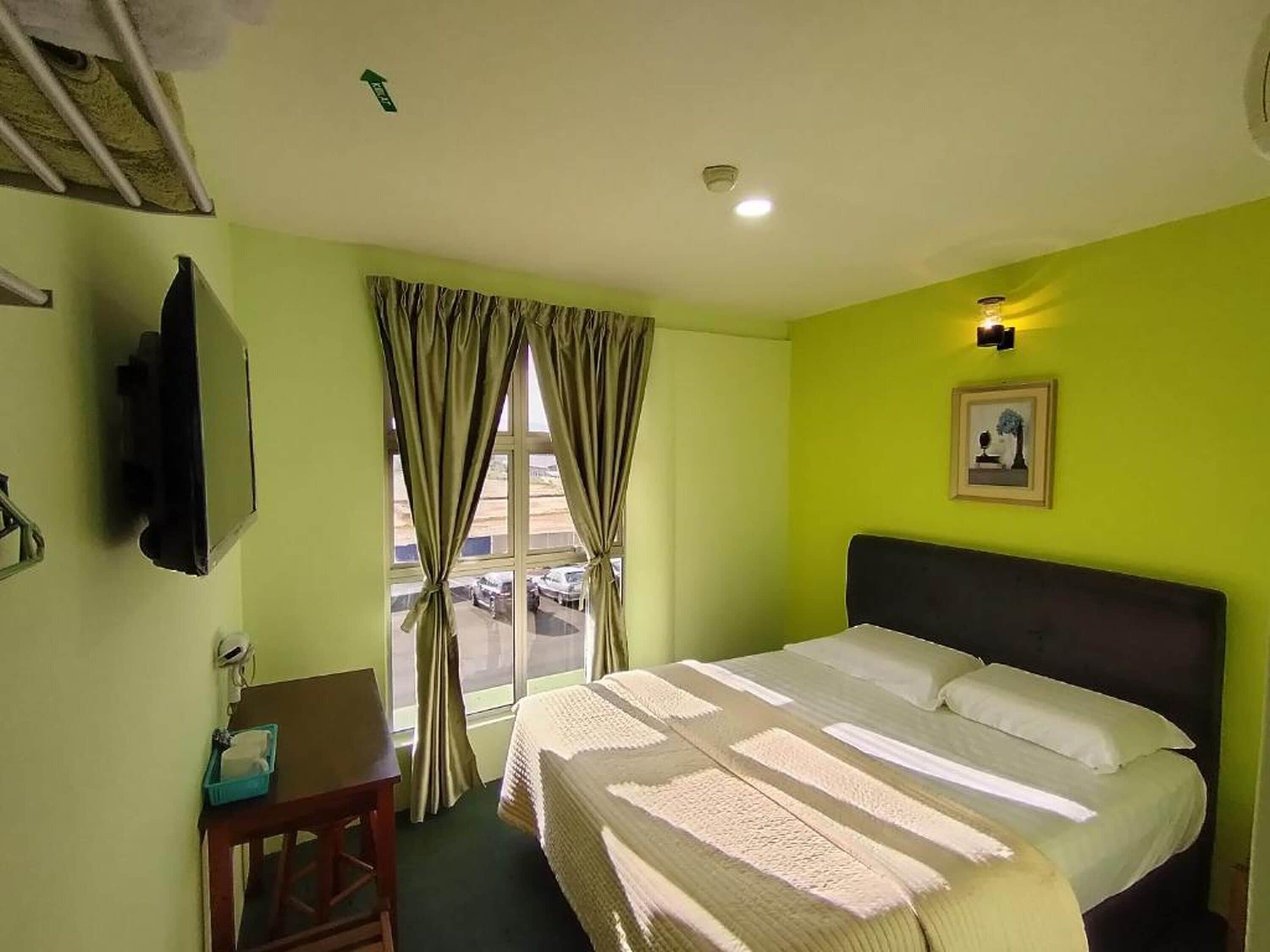 Deluxe Double Room, 1 Queen Bed | Free WiFi, bed sheets