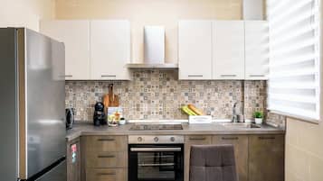 Kjøleskap, mikrobølgeovn, ovn og kokeplater