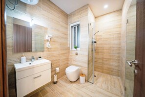 تجهيزات دش، مستلزمات مجانية للعناية الشخصية، مجففات شعر، مناشف