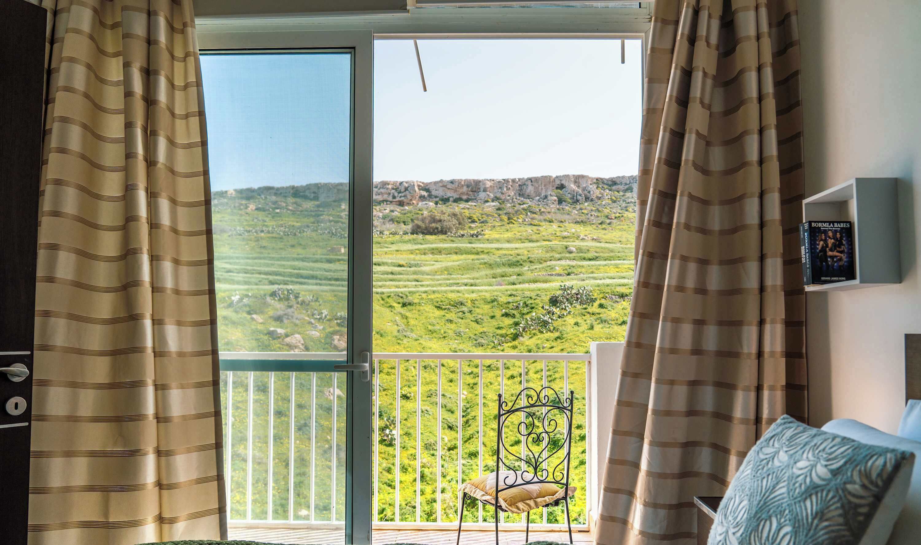 3 chambres, bureau, fer et planche à repasser, lit parapluie