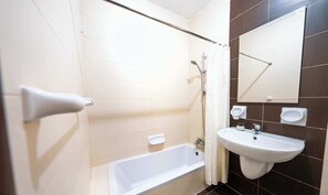 Shower, hair dryer, towels - Peaceful 3BR Home in Gozo, Close to the Coast (Iż-Żebbuġ)