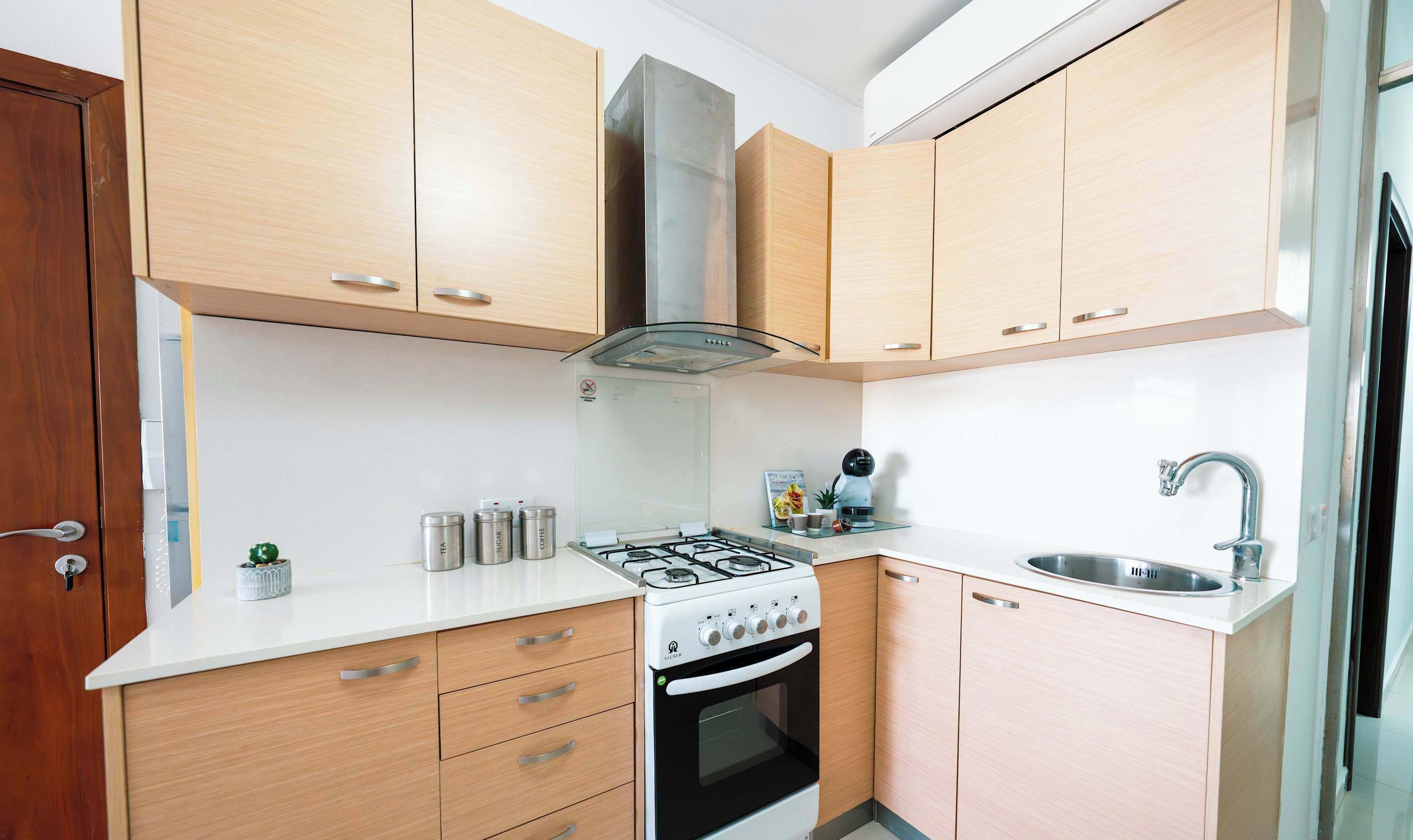 Een koelkast, een microgolfoven, een oven, een kookplaat