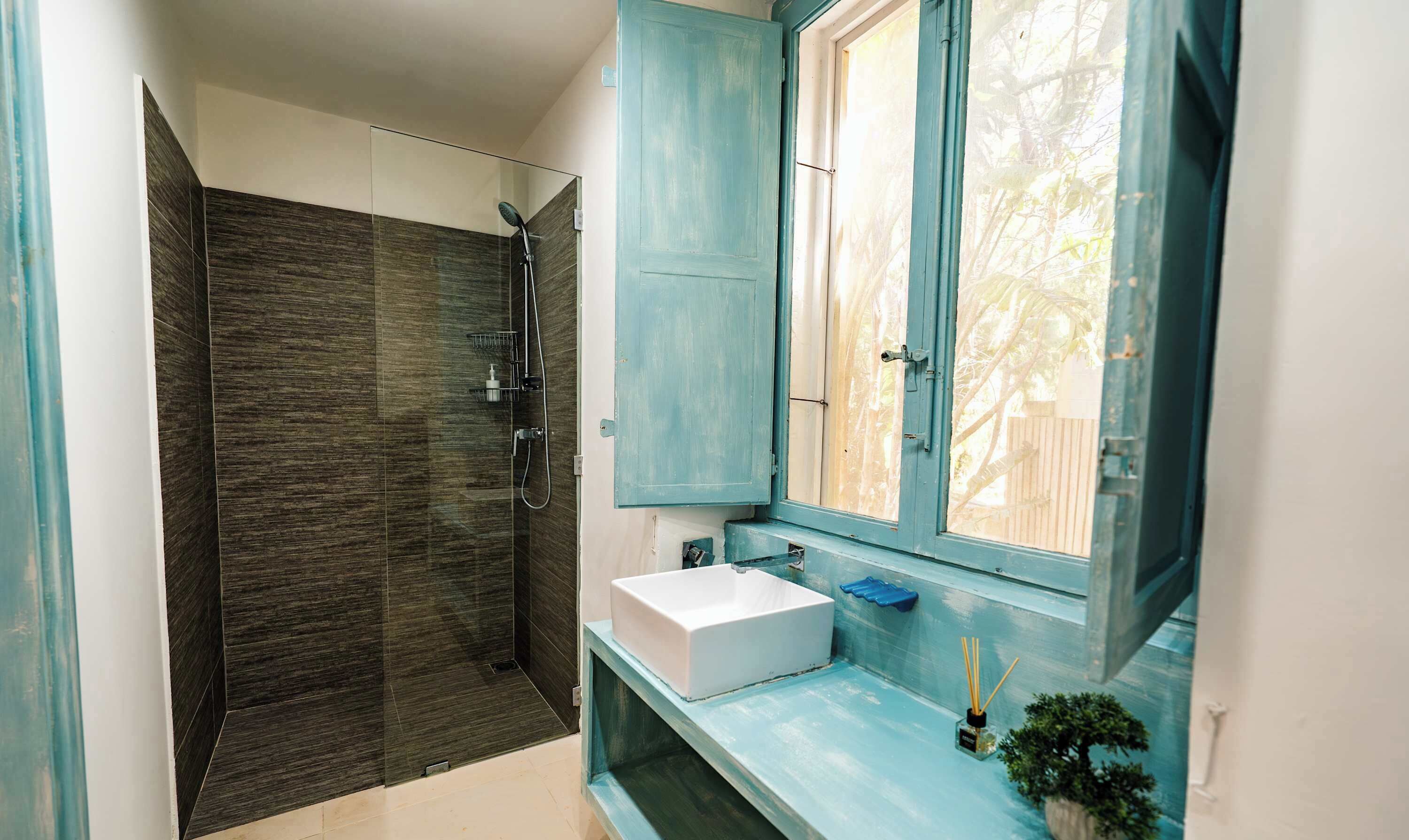 Shower, free toiletries, hair dryer, towels