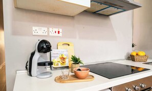 Køleskab, mikrobølgeovn, kogeplade, kaffe-/temaskine