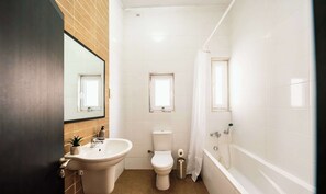 Shower, hair dryer, towels - Lifestyle Living in St Julians (San Ġiljan)