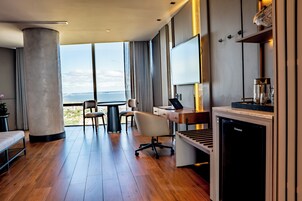 套房, 河景 | 起居区 | 55-英寸智能电视（配备数码频道）