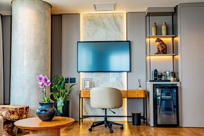 Panoramic Suite, River View | Living area