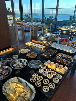 Free daily continental breakfast - Alula Hotel Encarnacion (Encarnación)