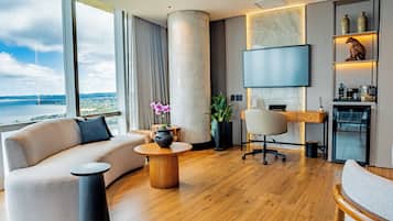 Suite panorámica, vista al río | Área de sala de estar