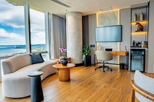 Suite panorámica, vistas al río | Zona de estar | Smart TV de 55 pulgadas con canales digitales