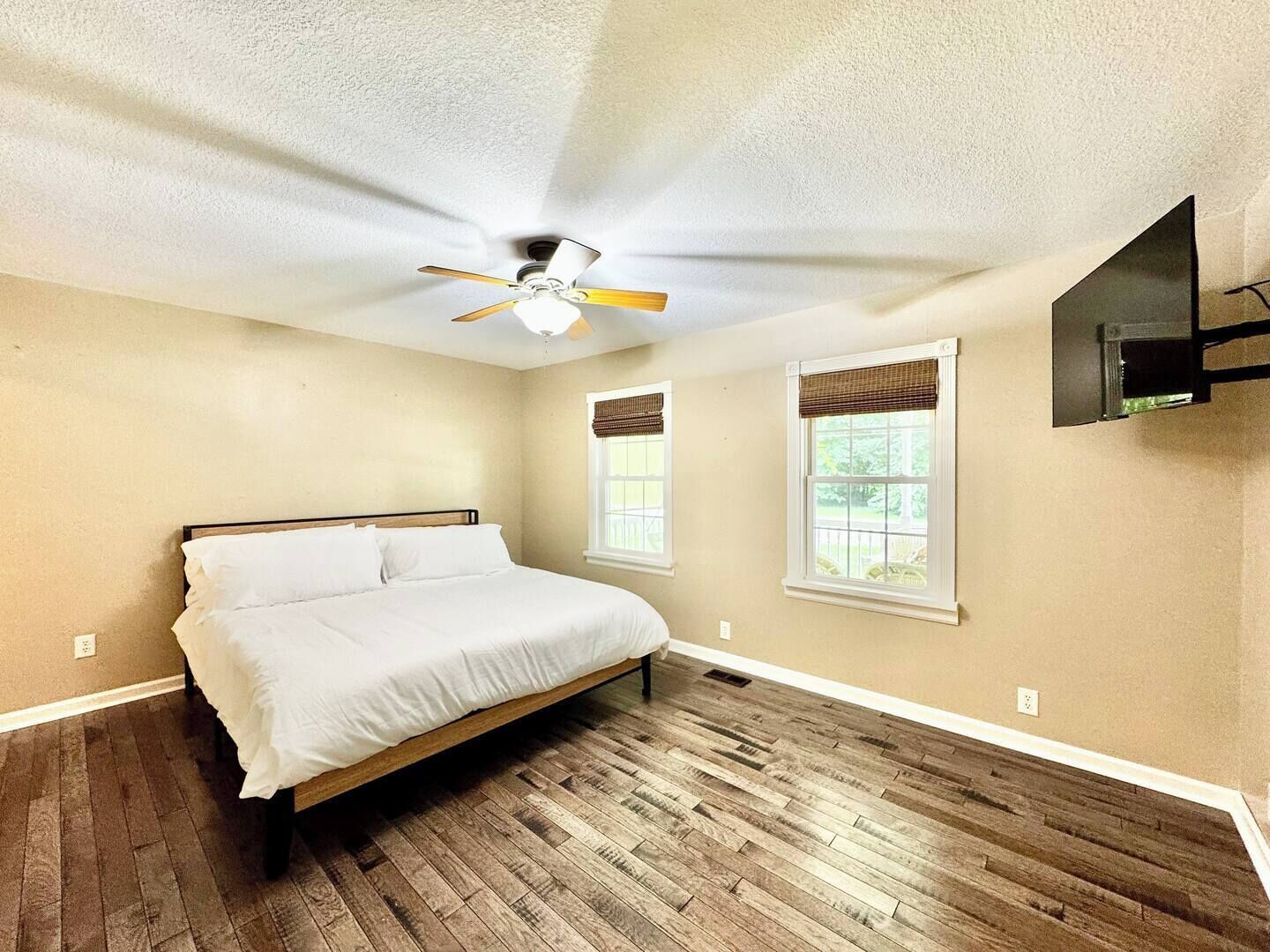 3 bedrooms, desk, iron/ironing board, travel crib