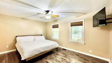 3 habitaciones, escritorio y tabla de planchar con plancha