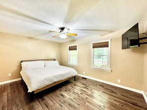 3 bedrooms, desk, iron/ironing board, travel cot