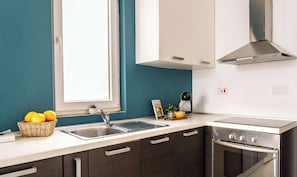 Køleskab, mikrobølgeovn, ovn, kogeplade