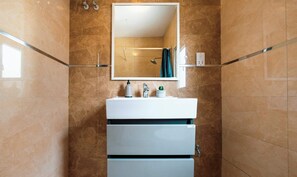 Shower, hair dryer, towels - A penthouse in the heart of St Julians (San Ġiljan)
