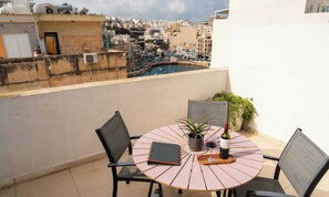 Outdoor dining - A penthouse in the heart of St Julians (San Ġiljan)