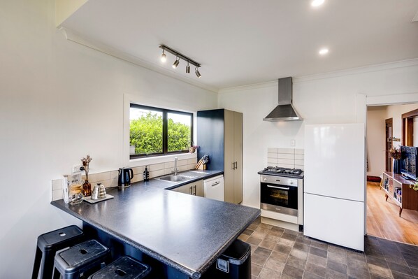 Four Ă micro-ondes, un four, surface de cuisson, lave-vaisselle