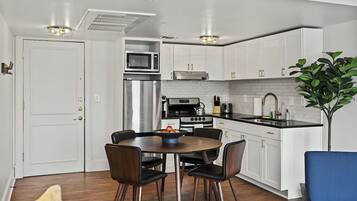 Réfrigérateur, micro-ondes, four, plaque de cuisson