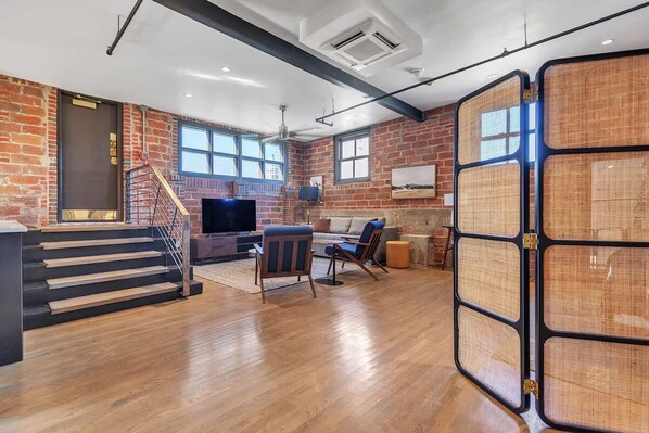 TV - Amazing Views | Spacious Haven w/ Modern Amenities + Pet Friendly (San Antonio)