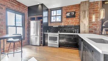 Geladeira, micro-ondas, fogão, cooktop