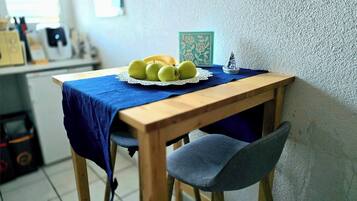 Dormitorio compartido, 1 habitación, para fumadores, balcón | Comedor