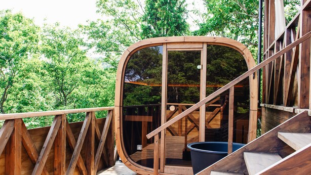 A wooden deck with a circular viewing platform and stairs leading up to it. - Villa SCALA (Sumoto)