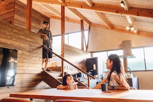 Villa Deluxe | Zona de estar | Televisión LCD de 65 pulgadas con canales digitales, Netflix