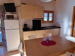 Kühlschrank, Mikrowelle, Wasserkocher mit Kaffee-/Teezubehör