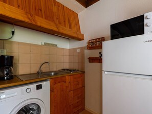 Fridge, microwave, coffee/tea maker, toaster