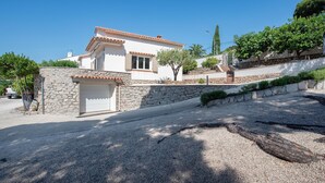 A two-story house with a stone wall and a tiled roof. - Awesome home in Roquebrune-sur-Argens with WiFi (Roquebrune-sur-Argens)