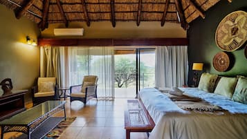 Quarto casal superluxo, sacada, vista para o jardim | Cofres nos quartos, ferros/tábuas de passar roupa, Wi-Fi de cortesia