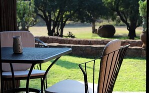 Deluxe-Einzelzimmer, Terrasse, Gartenblick | Terrasse/Patio