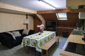 TV, mesa de pingue-pongue, livros