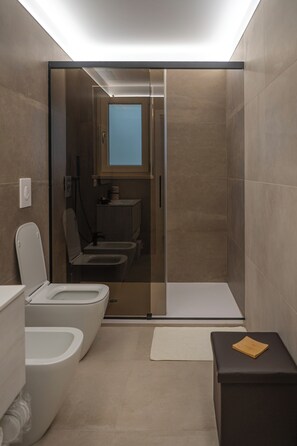 Comfort-Zimmer | Badezimmer | Dusche, Haartrockner, Hausschuhe, Bidet