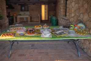 Free daily buffet breakfast