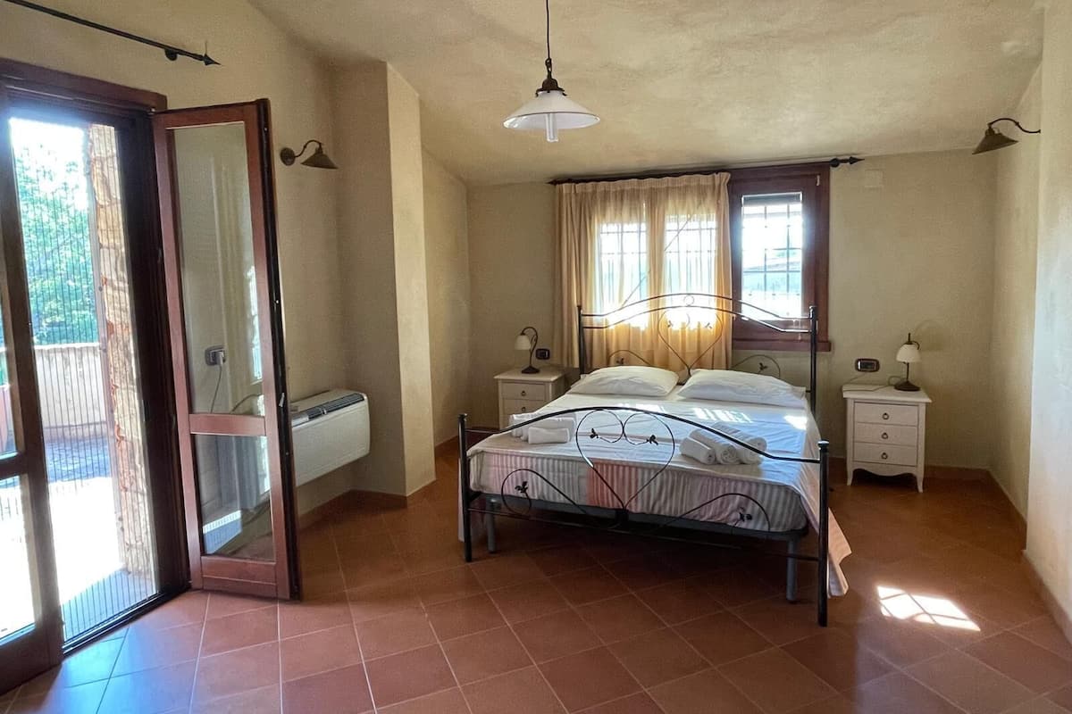 Honeymoon Studio Suite | In-room safe, blackout drapes, free WiFi, bed sheets