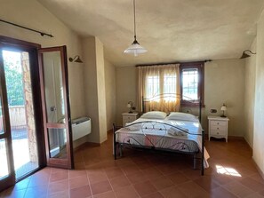 Honeymoon-Studiosuite | Zimmersafe, Verdunkelungsvorhänge, kostenloses WLAN, Bettwäsche