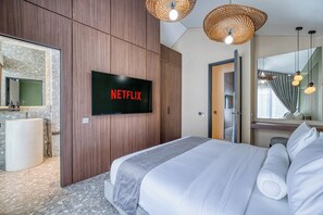 Signature villa | Een kluis op de kamer, een bureau, verduisterende gordijnen, gratis wifi