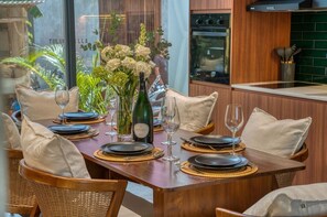 Deluxe villa, 2 slaapkamers, niet-roken, uitzicht op zwembad | Dineren op de kamer